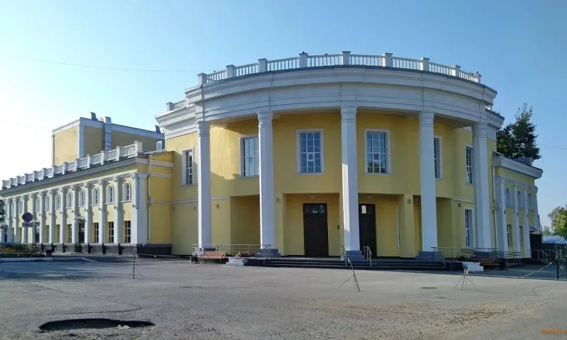 Губернаторские елки открылись в Рубцовском драматическом театре