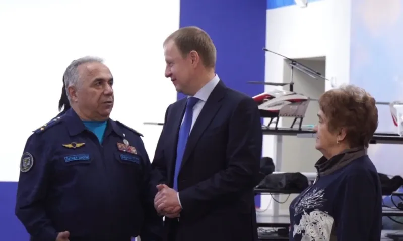 Губернатор Виктор Томенко посетил Алтайскую лётную школу накануне Дня защитника Отечества