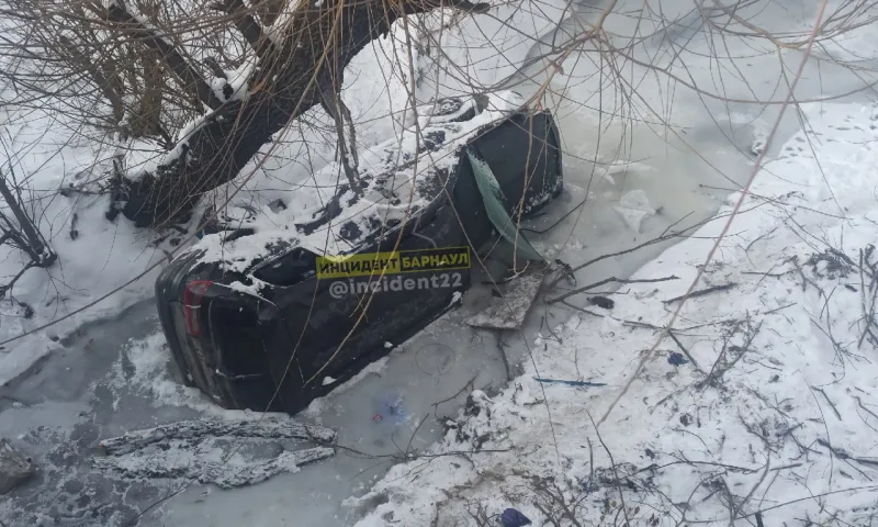 Вмерзший в лёд автомобиль обнаружили в одной из рек Барнаула