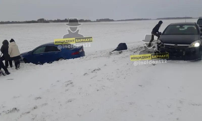 Две легковушки поочередно улетели в кювет на трассе в Алтайском крае