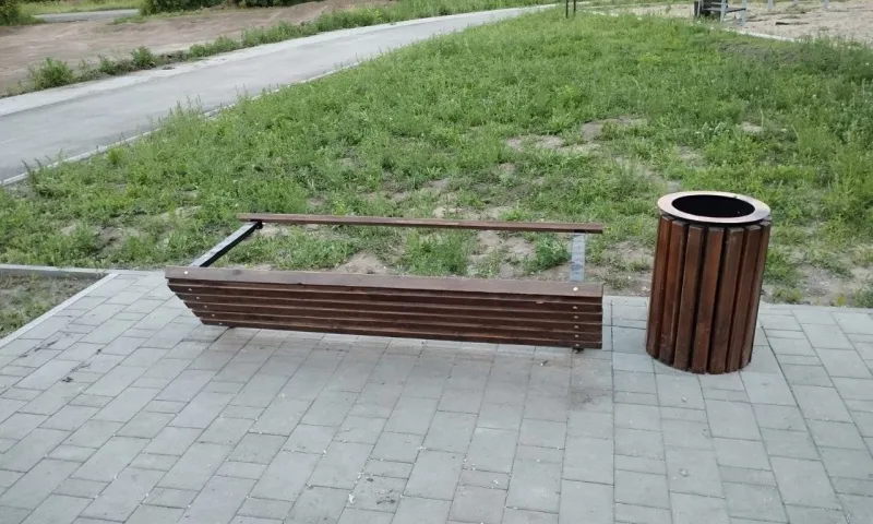 Вандалы сломали скамейку в парке «Зелёный клин» в Камне-на-Оби