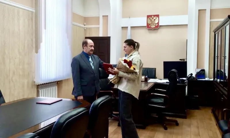 Глава Рубцовска передал медаль Жукова и орден Мужества супруге погибшего военного 