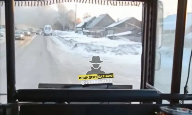 Частный дом горит у дороги в Барнауле