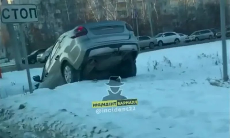 В Барнауле легковой автомобиль улетел в овраг