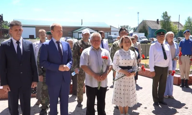 В День памяти и скорби губернатор Виктор Томенко возложил цветы к мемориальному комплексу в Троицком районе