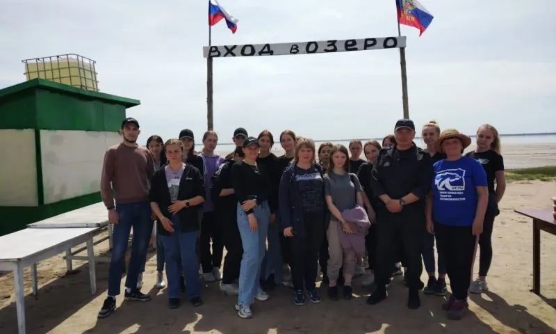 Добровольцы очистили от мусора берег Розового озера в Бурлинском районе 