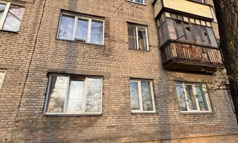 Следователи устанавливают обстоятельства падения из окна малолетнего ребенка в Бийске