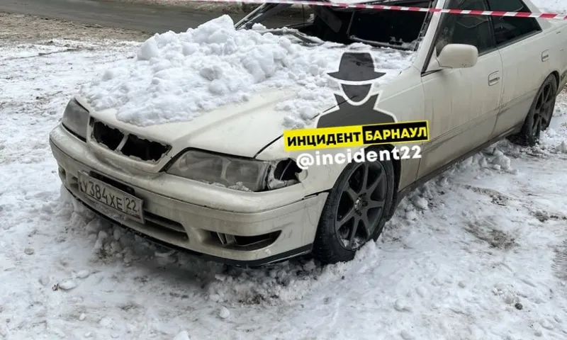Снег с крыши обрушился на автомобиль в Барнауле