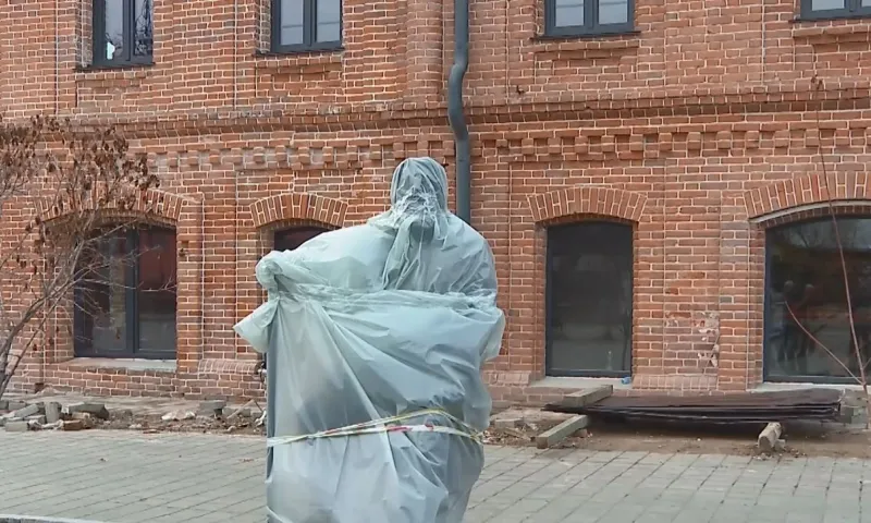 Памятник купцу Сухову установили в исторической части Барнаула