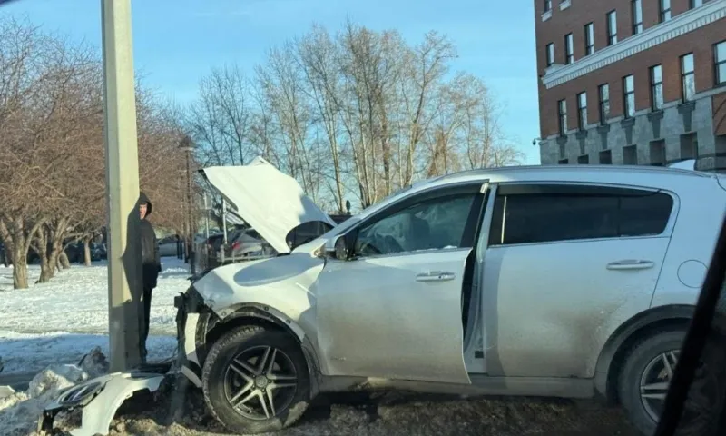 Автомобиль въехал в столб на Комсомольском проспекте в Барнауле 