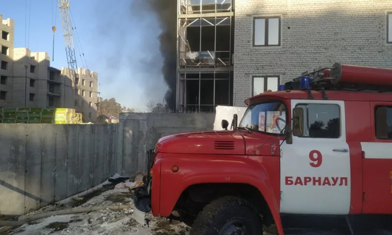 Пожарные ликвидировали возгорание в строящемся доме в Барнауле