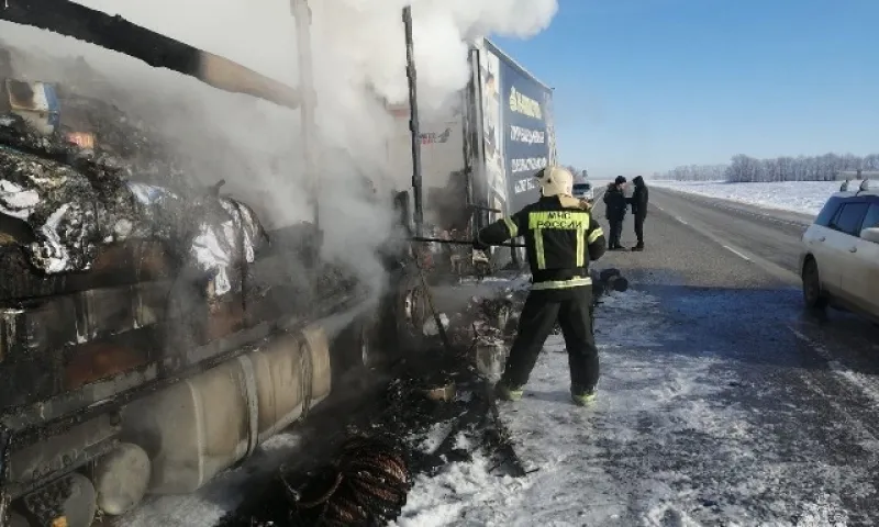 Фура загорелась на трассе Алтайского края