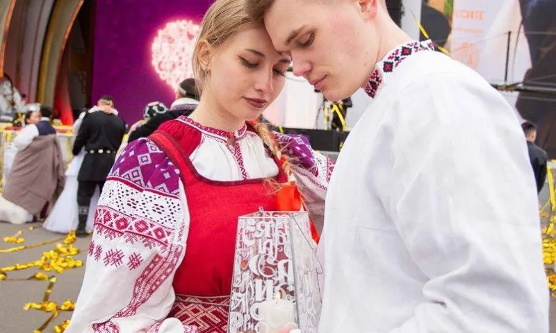 Самая массовая и межнациональная свадебная церемония попала в Книгу рекордов России