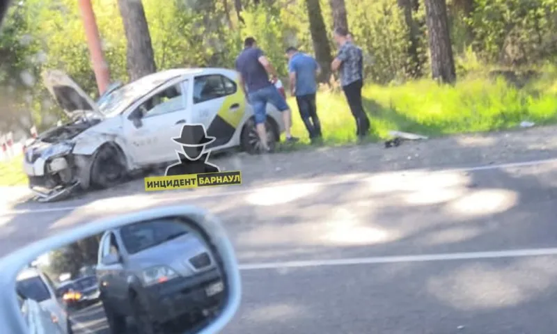 Серьёзная авария с участием такси произошла в Барнауле 