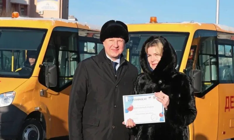 38 новых школьных автобусов передали в районы Алтайского края