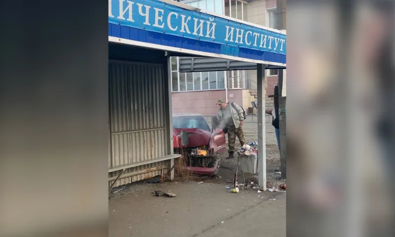 В Бийске водитель врезался в остановку и скрылся