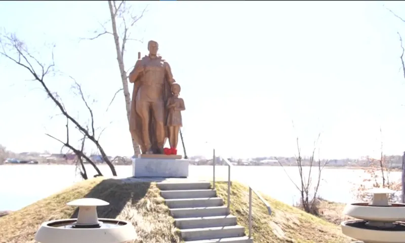 Уборку на Мемориале, посвященном погибшим в Великой Отечественной войне, провели в селе Лебяжьем