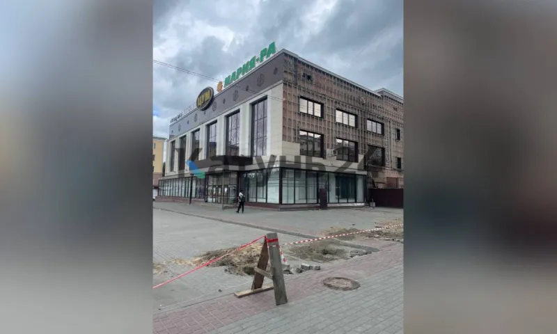 Здание ЦУМа в Барнауле начали демонтировать