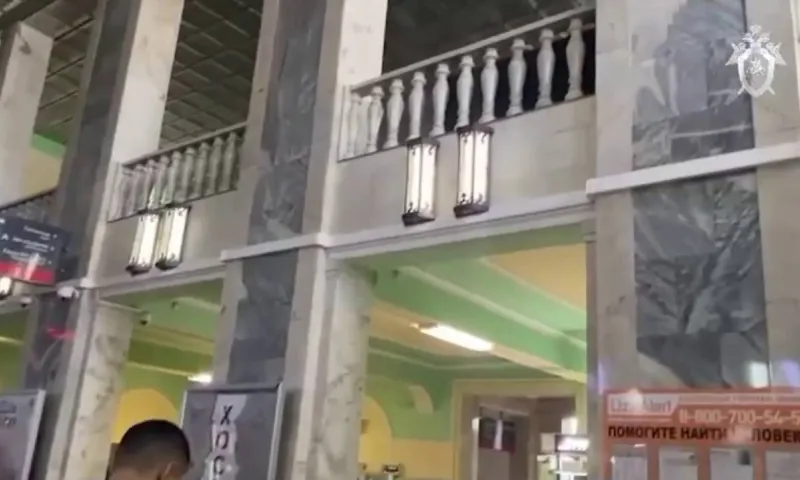Мужчина сбросил свою маленькую дочь со второго этажа барнаульского вокзала