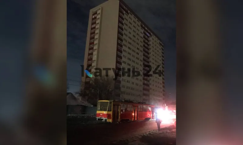 Часть барнаульцев осталась без света. Причина: крупный пожар на 9-м Заводском проезде