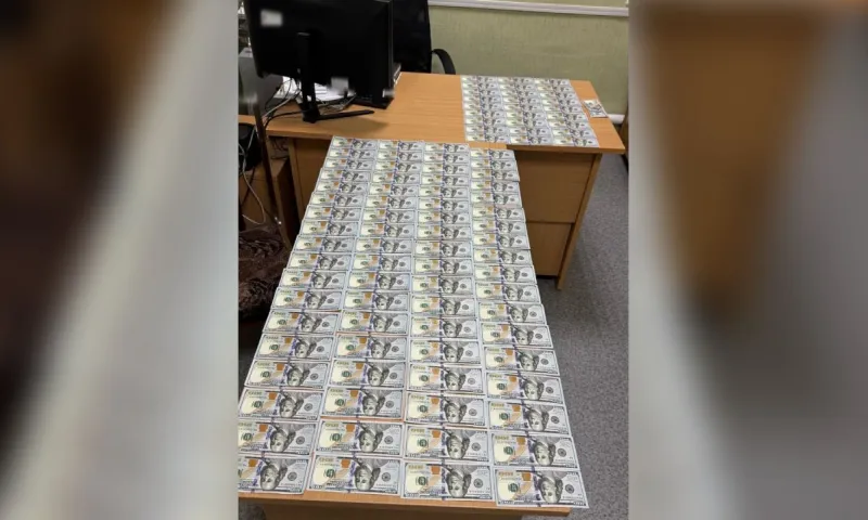 Гражданина Казахстана задержали при попытке дать взятку алтайскому таможеннику