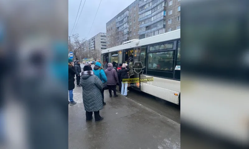Проверку барнаульского маршрута № 53 провели из-за очереди в автобус 