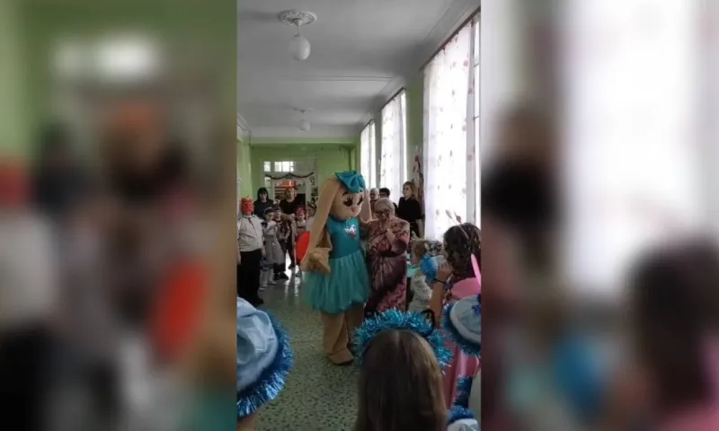 Выпускники школы Камня-на-Оби поздравили с наступающим Новым годом свою первую учительницу