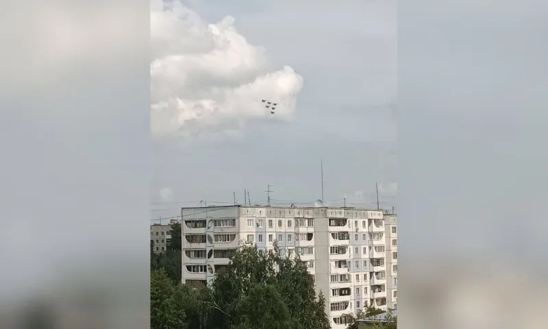 Авиационную пилотажную группу «Русские витязи» заметили в небе над Барнаулом