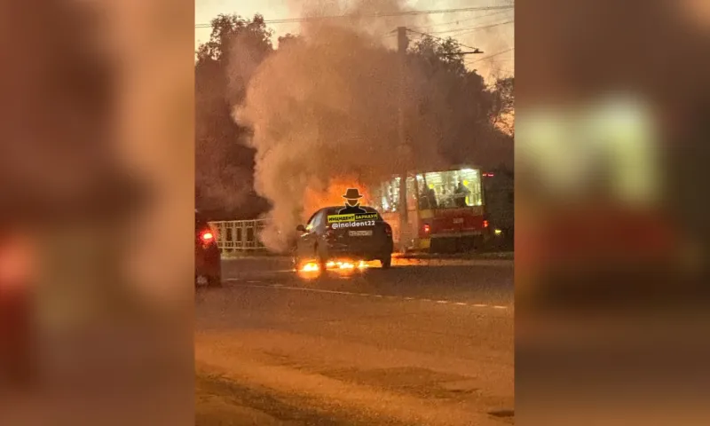 Автомобиль загорелся прямо на дороге в Барнауле