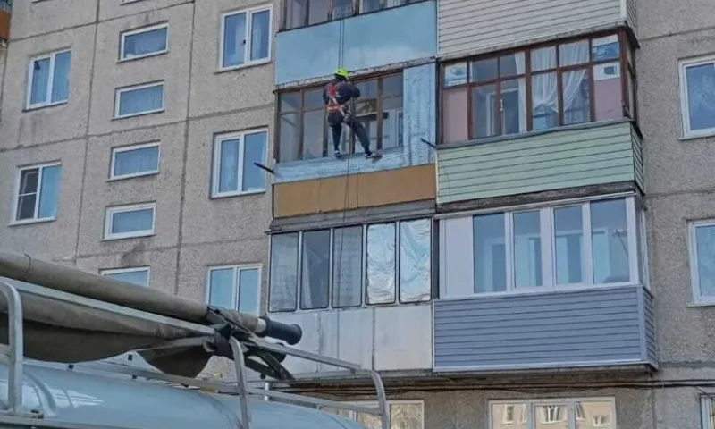 Краевые спасатели помогли барнаульской пенсионерке, которая оказалась заперта в своей квартире