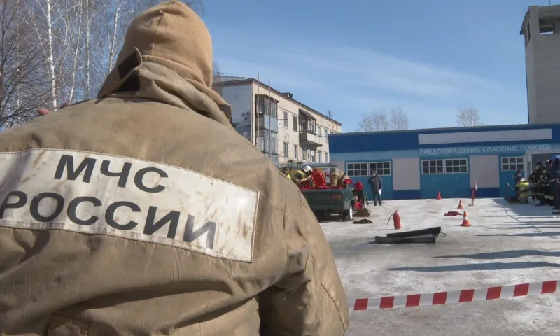 Подросток провалился в 5-метровый погреб с ледяной водой в Алтайском крае. Выбраться ему помогли спасатели