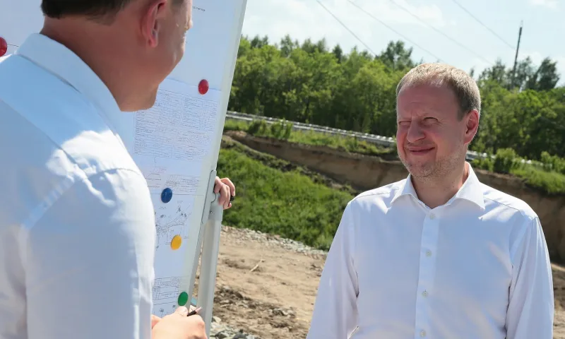 Губернатор Томенко проверил, как в Заринске ремонтируют дороги и парк