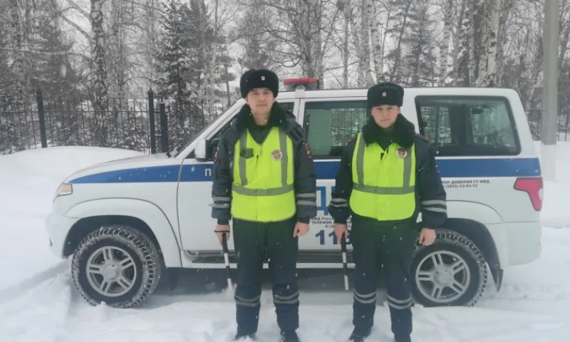 Полицейские Алтайского края помогли вытащить машину автоледи из сугроба во время метели