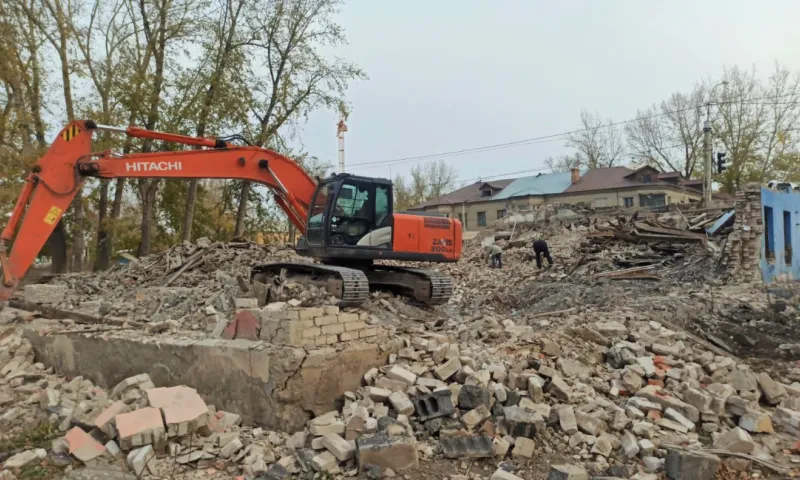 Аварийные жилые дома продолжают сносить в Барнауле