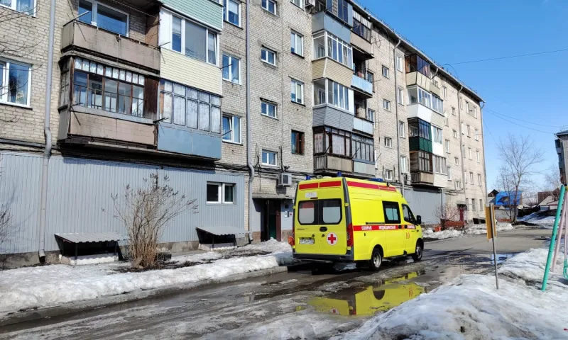 Следователи выясняют обстоятельства падения наледи на мужчину в Барнауле