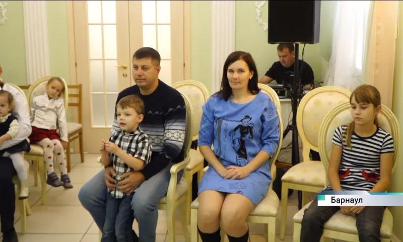 «Приносит свежий воздух нам». Рассказываем о многодетной семье барнаульца Александра Куценко