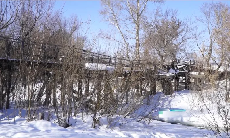Жители Красногорского района не могут добиться ремонта моста, который делит село на две части