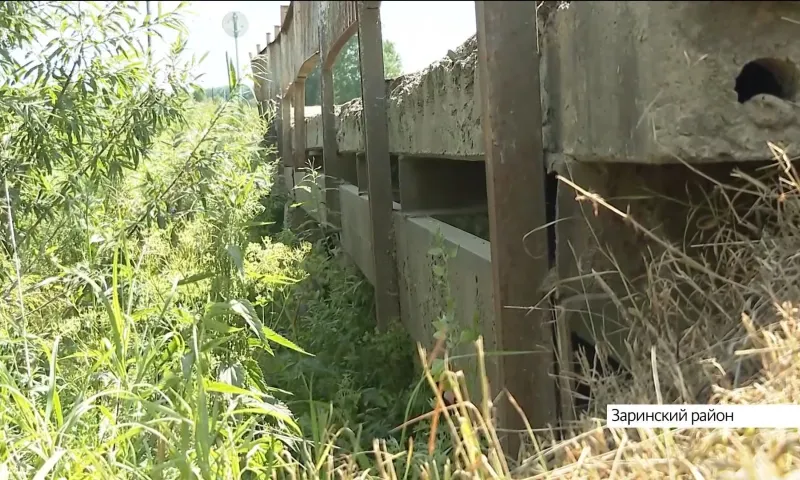 Мост между двумя селами разрушается в Заринском районе
