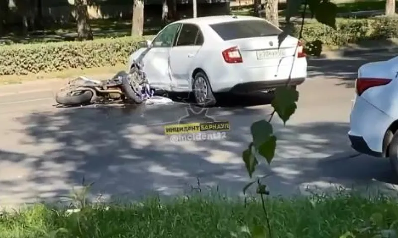 Столкновение легкового автомобиля с мотоциклом произошло на одной из улиц Барнаула