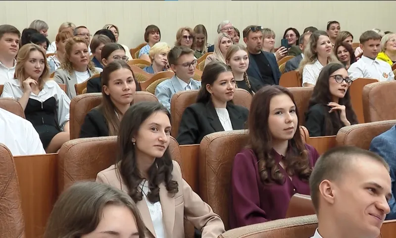 100 лучших выпускников со всего Алтайского края чествовали сегодня в правительстве региона
