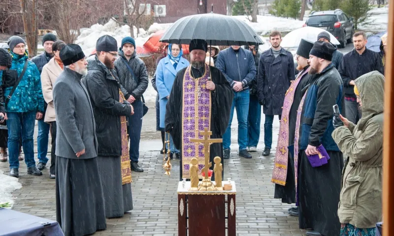 Панихида в память о погибших в теракте 22 марта в «Крокус Сити Холле» прошла в Барнауле