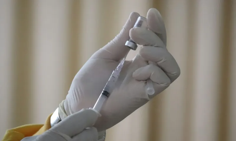 Исследование вакцины от рака на добровольцах проведут в России в следующем году ‍