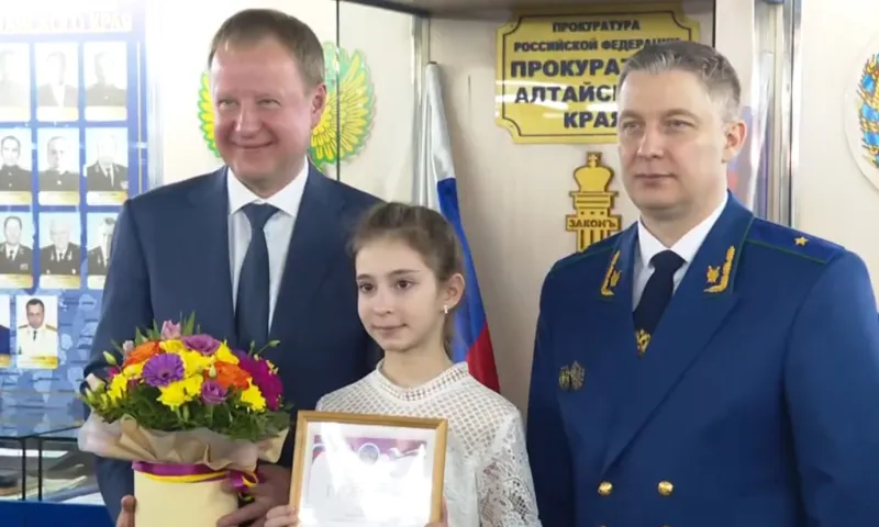 Виктор Томенко и краевой прокурор Антон Герман наградили победителей патриотического конкурса
