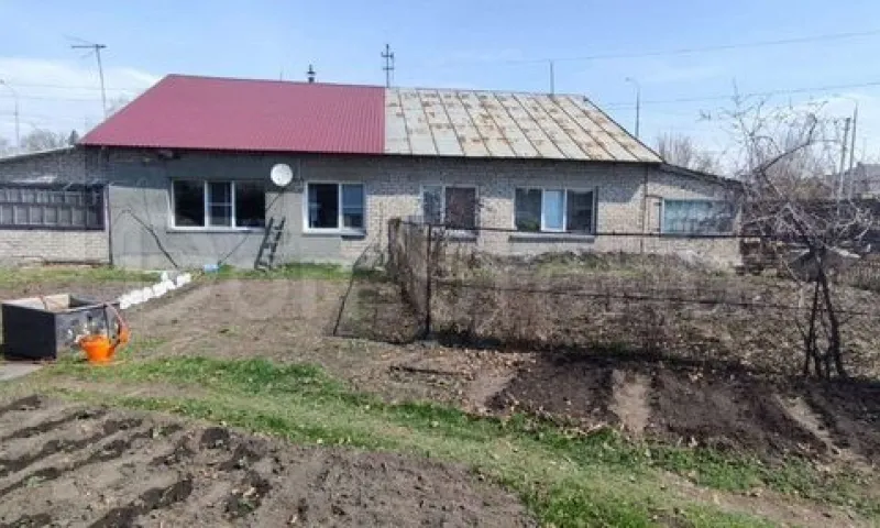 Две квартиры в одноэтажном доме с печкой и выгребной ямой продают в Бийске