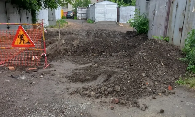 Работники не закопали полностью котлован после раскопок в Барнауле