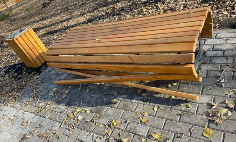 В Бийске неизвестные разгромили недавно отремонтированный сквер
