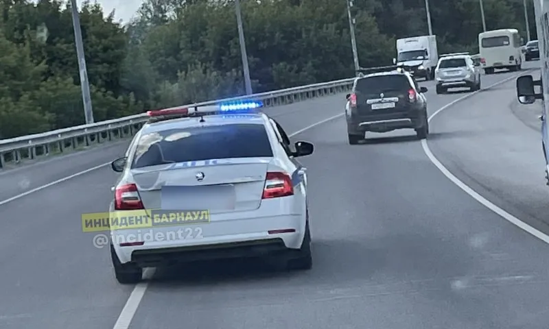 Барнаульские полицейские помогли врачам скорой помощи доставить экстренного пациента