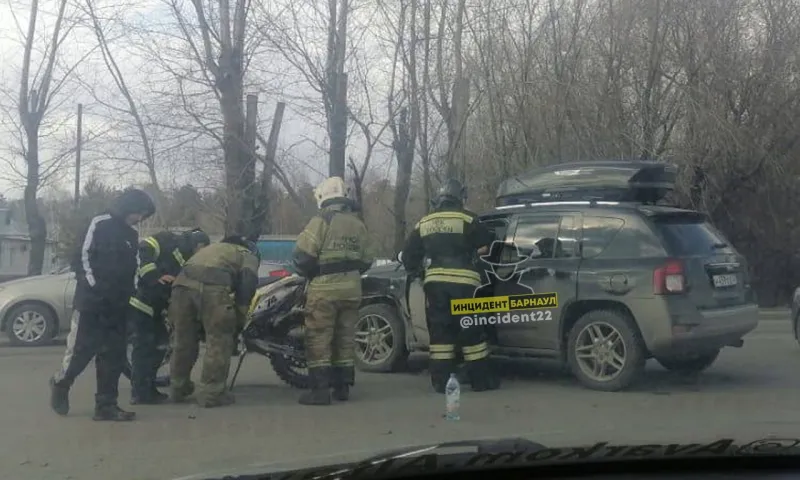 Соцсети: мотоциклист попал в ДТП в Барнауле