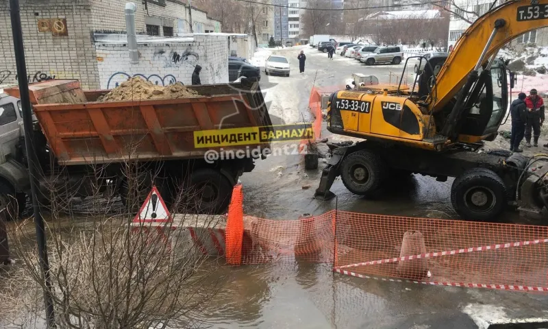 В центре Барнаула прорвало трубу водоснабжения