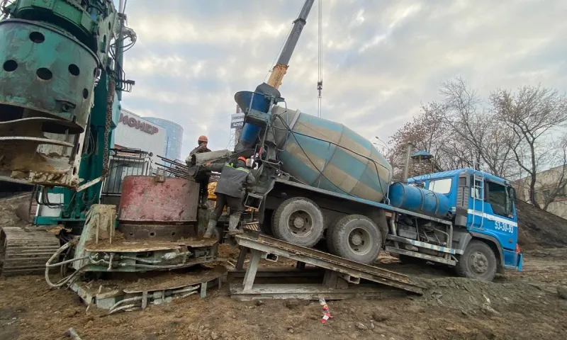 На двух опорах моста на Новом рынке Барнаула установили буронабивные сваи